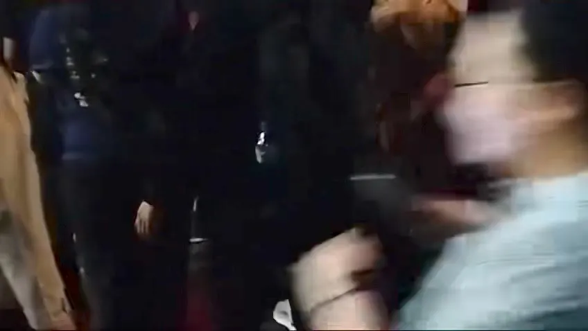 Paus berhenti dari mobil berkati lukisan Denny JA