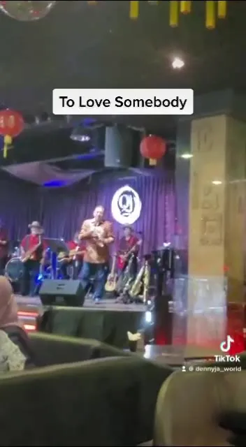 To Love Somebody- menyanyi di acara santai