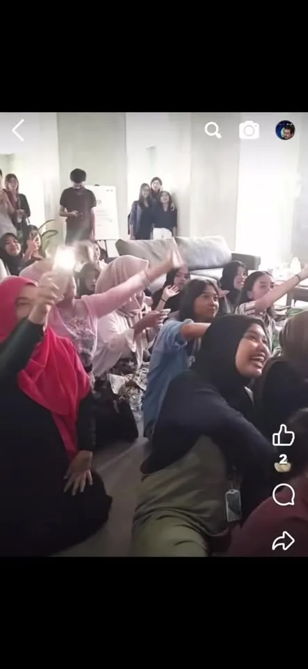 Denny JA di Festival Puisi Esai Didaulat Menyanyi Spontan